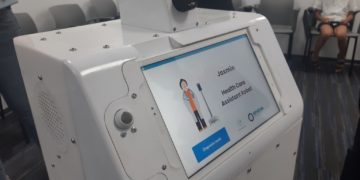 Jasmin, le robot parlant tunisien, fruit d’une collaboration entre iCompass et Enova Robotics