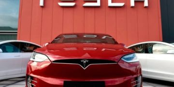 Tesla divise son action par cinq pour attirer les investisseurs