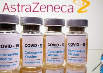 Lien “plausible” entre le vaccin d’AstraZeneca et les caillots sanguins rares, selon un comité de l’OMS