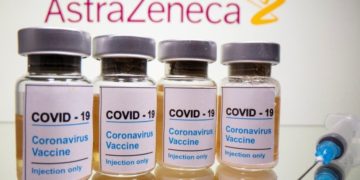 Lien “plausible” entre le vaccin d’AstraZeneca et les caillots sanguins rares, selon un comité de l’OMS