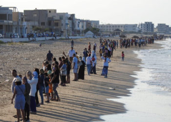 Une chaîne humaine de 3.000 personnes pour dénoncer la pollution du milieu marin de la banlieue sud