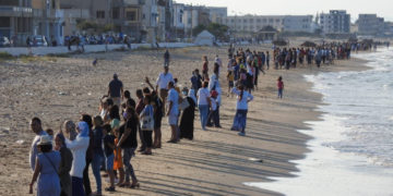 Une chaîne humaine de 3.000 personnes pour dénoncer la pollution du milieu marin de la banlieue sud