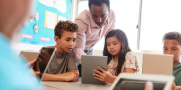 La startup tunisienne Evey aide une école à Jendouba à installer une classe digitale