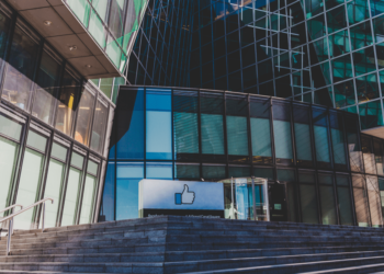 Facebook compte recruter 10 mille employés en Europe