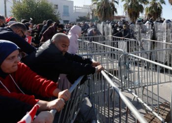 Les manifestants tunisiens tentent de protester contre la suspension du parlement