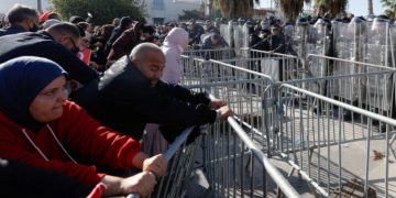 Les manifestants tunisiens tentent de protester contre la suspension du parlement