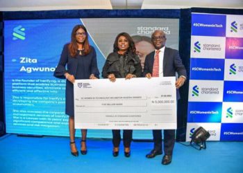 Une ingénieure en robotique nigériane invente un soutien-gorge intelligent qui détecte le cancer du sein