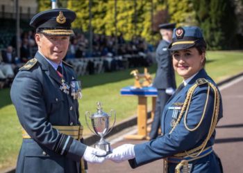L’ambassadeur de Tunisie à Londres remet un prix à Khaoula Mihoubi, ingénieure aéronautique à la Tunisian Air Force