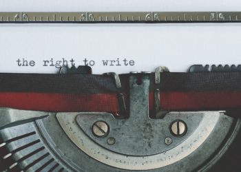 Porter plainte contre un journaliste pour une opinion: le gouvernement veut-il tourner la page de la liberté d’expression?