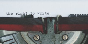 Porter plainte contre un journaliste pour une opinion: le gouvernement veut-il tourner la page de la liberté d’expression?