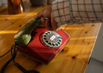 Téléphonie fixe: usage en baisse malgré la hausse continue des abonnements