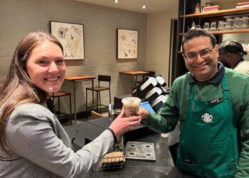 Une fois par mois, le nouveau CEO de Starbucks va travailler comme… garçon de café