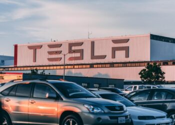 Tesla élargit son réseau de recharge électrique: General Motors rejoint la révolution verte