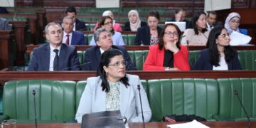 Quelles sont les banques qui ont accordé un prêt syndiqué en monnaie étrangère à l’État?