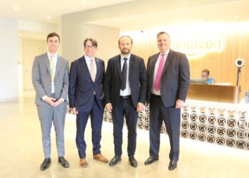 Le ministre des Technologies de la communication explore les services de communication par satellite chez les leaders américains