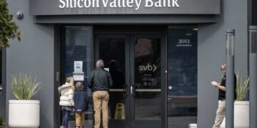 La société mère de la Silicon Valley Bank porte plainte contre son régulateur
