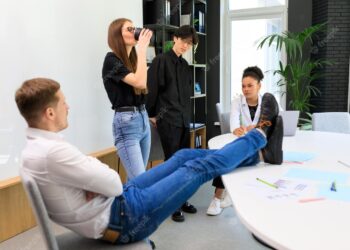 Explorons les conséquences des conversations informelles dans les milieux professionnels