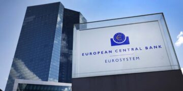 Après dix hausses d’affilée, la BCE maintient ses taux