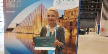 La cheffe du service d’obstétrique et de gynécologie à l’hôpital Aziza Othmana honorée par la FIGO