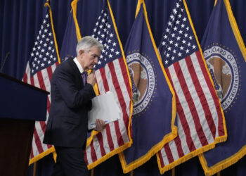 La Fed maintient ses taux, mais des réductions sont envisagées en 2024