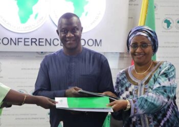 De gauche à droite, Mme Betty Mupenda Wangozi, directrice par intérim de la Direction des citoyens et de la diaspora de la Commission de l’Union africaine, Abibu Tamu, coordonnateur principal de programme à la Banque africaine de développement, et Mariama Mohamed Cissé, directrice du bureau de liaison spécial de l’Organisation internationale pour les migrations en Éthiopie