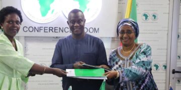 De gauche à droite, Mme Betty Mupenda Wangozi, directrice par intérim de la Direction des citoyens et de la diaspora de la Commission de l’Union africaine, Abibu Tamu, coordonnateur principal de programme à la Banque africaine de développement, et Mariama Mohamed Cissé, directrice du bureau de liaison spécial de l’Organisation internationale pour les migrations en Éthiopie