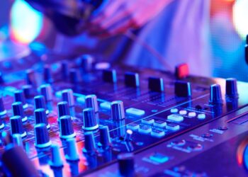 Découvrez “La Décoratrice”: l’union entre musique électronique et talent artistique