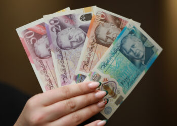 La Bank of England dévoile les nouveaux billets à l’effigie de Charles III