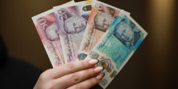 La Bank of England dévoile les nouveaux billets à l’effigie de Charles III