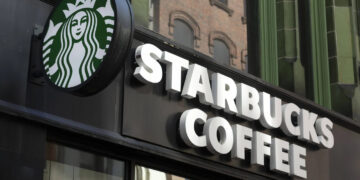 Starbucks face à sa plus grande grève : 300 magasins touchés et 5 000 employés mobilisés