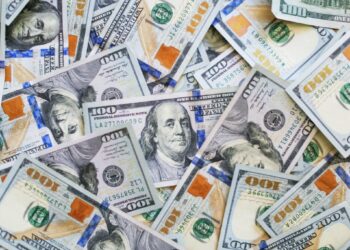 Le dollar atteint de nouveaux sommets face à l’euro début 2025