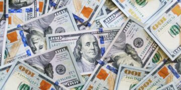 Le dollar atteint de nouveaux sommets face à l’euro début 2025