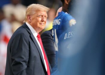 Trump annonce une surtaxe de 100% sur les puces, sauf pour certains fabricants