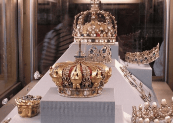 Vol au musée du Louvre: 8 joyaux de la couronne dérobés en 7 minutes, un casse historiquement audacieux