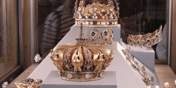 Vol au musée du Louvre: 8 joyaux de la couronne dérobés en 7 minutes, un casse historiquement audacieux