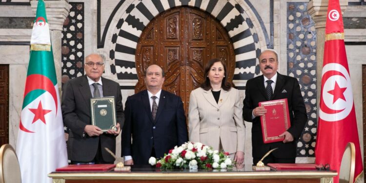 Tunisie – Algérie : 25 accords de coopération signés !