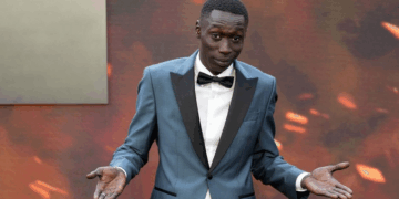 Khaby Lame transforme le silence en contrat de près d’un milliard de dollars