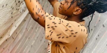 Cette jeune fille africaine transforme les déchets organiques en avenir durable