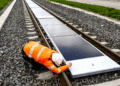Cette startup suisse installe des panneaux solaires sur des voies ferrées avec la SNCF
