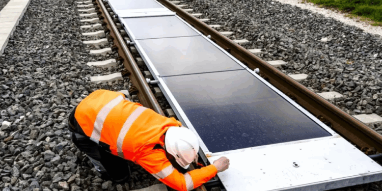 Cette startup suisse installe des panneaux solaires sur des voies ferrées avec la SNCF