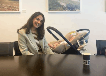 Une ministre suédoise assiste à une réunion européenne avec son bébé…